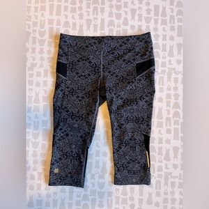 Athleta Womens Gray White cropped yoga pants.
